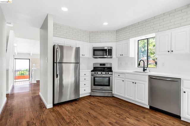 10 Sereno Cir, Oakland, CA 94619
