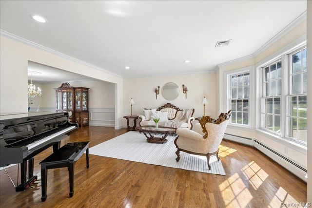 33 King Arthur Court, New City, NY 10956