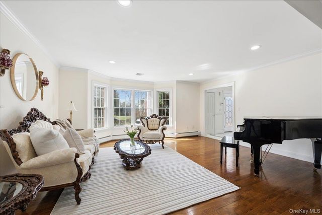 33 King Arthur Court, New City, NY 10956