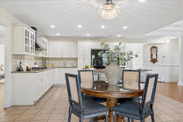 33 King Arthur Court, New City, NY 10956