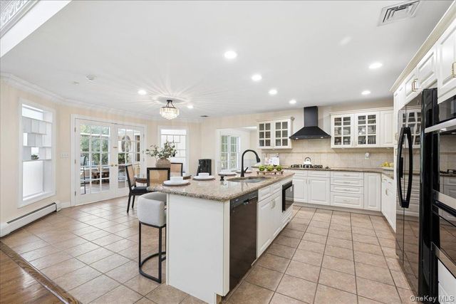 33 King Arthur Court, New City, NY 10956