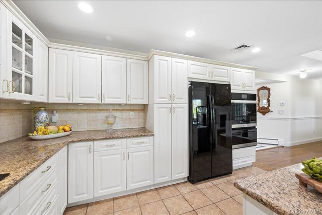 33 King Arthur Court, New City, NY 10956