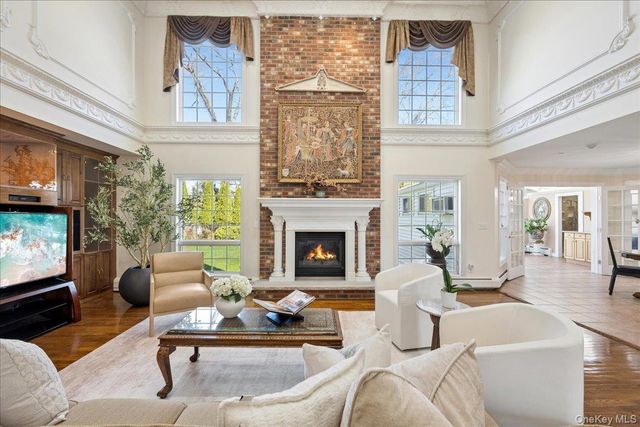 33 King Arthur Court, New City, NY 10956