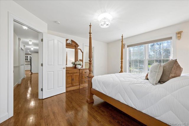 33 King Arthur Court, New City, NY 10956