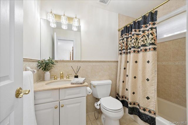 33 King Arthur Court, New City, NY 10956