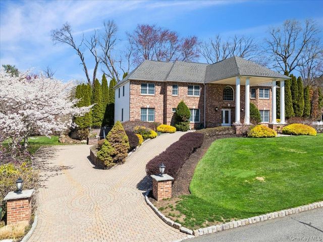 33 King Arthur Court, New City, NY 10956