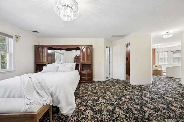 33 King Arthur Court, New City, NY 10956