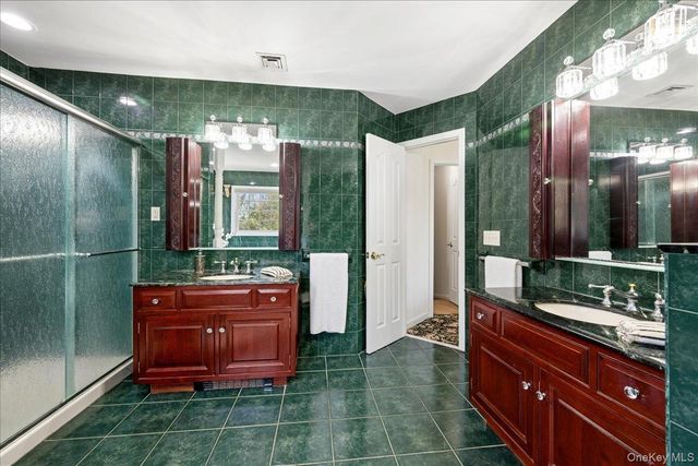 33 King Arthur Court, New City, NY 10956