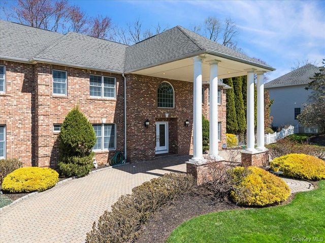 33 King Arthur Court, New City, NY 10956