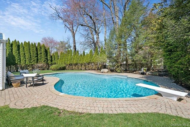 33 King Arthur Court, New City, NY 10956