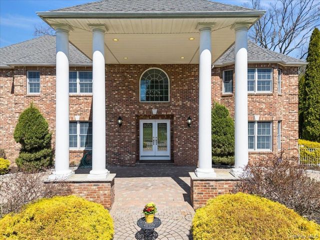 33 King Arthur Court, New City, NY 10956