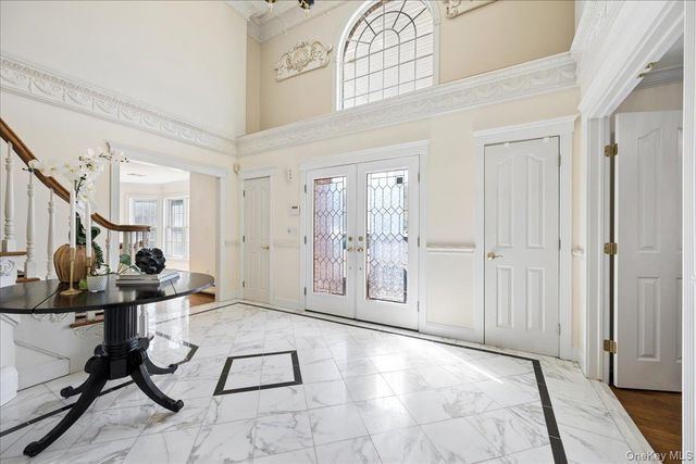 33 King Arthur Court, New City, NY 10956
