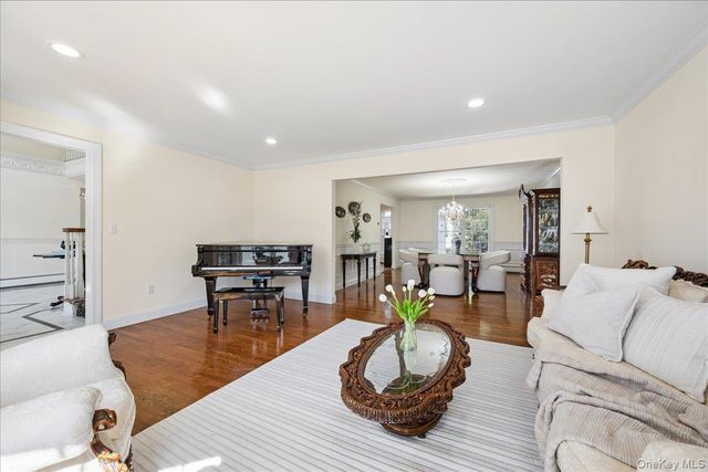 33 King Arthur Court, New City, NY 10956