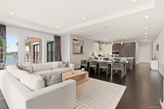 10 Shore Road 300, Glenwood Landing, NY 11547