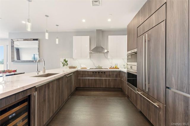 10 Shore Road 300, Glenwood Landing, NY 11547