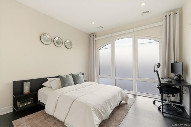 10 Shore Road 300, Glenwood Landing, NY 11547