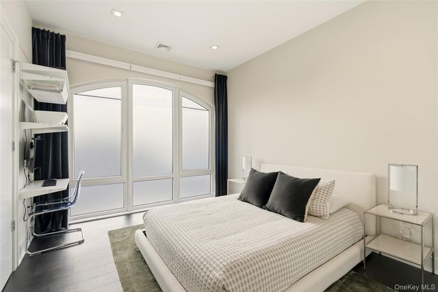 10 Shore Road 300, Glenwood Landing, NY 11547