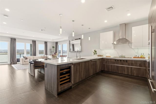 10 Shore Road 300, Glenwood Landing, NY 11547