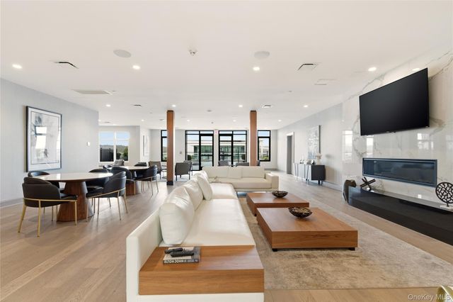 10 Shore Road 300, Glenwood Landing, NY 11547