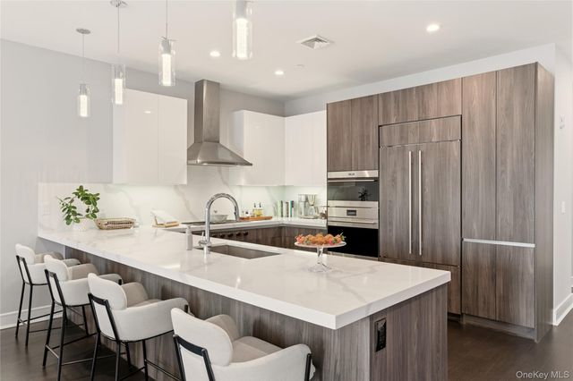 10 Shore Road 300, Glenwood Landing, NY 11547