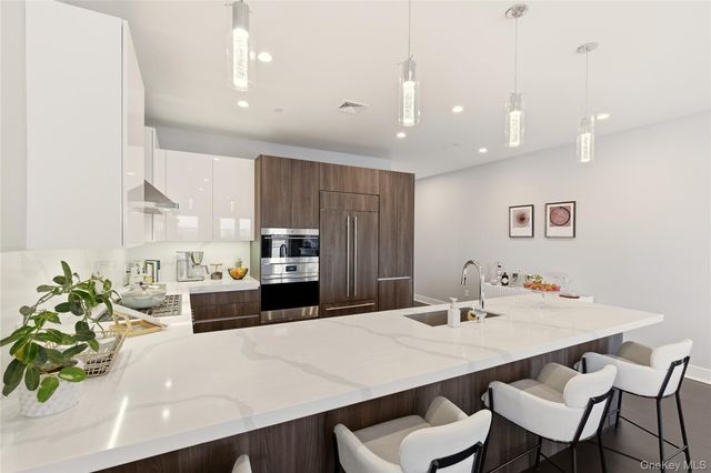 10 Shore Road 300, Glenwood Landing, NY 11547