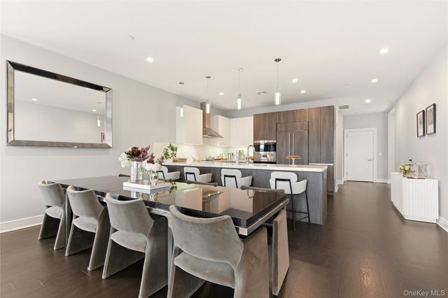 10 Shore Road 300, Glenwood Landing, NY 11547