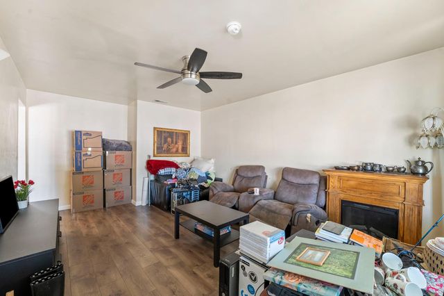 1038 Macarlen Way, Sacramento, CA 95815
