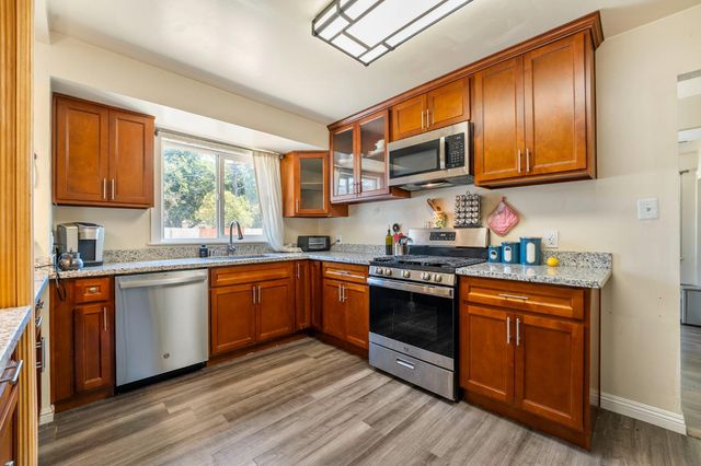 1038 Macarlen Way, Sacramento, CA 95815