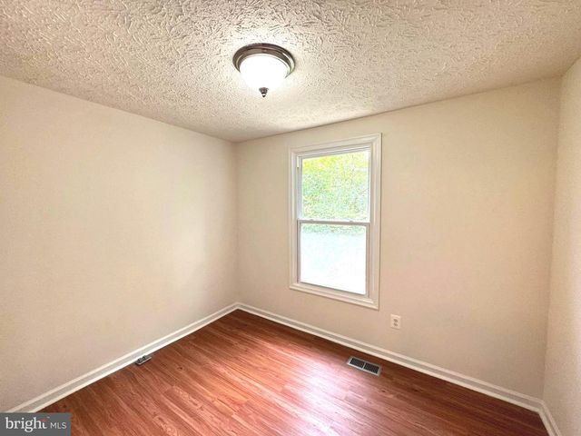 3654 WHARF LN, Triangle, VA 22172