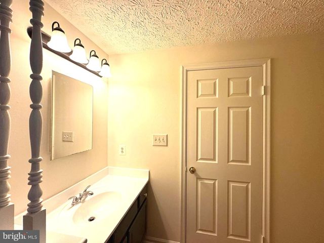 3654 WHARF LN, Triangle, VA 22172