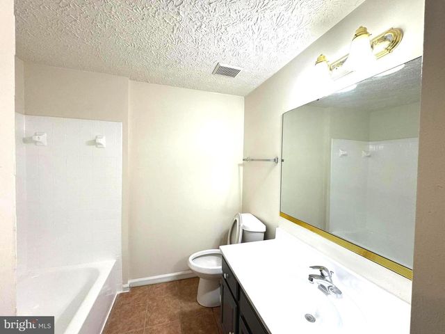 3654 WHARF LN, Triangle, VA 22172