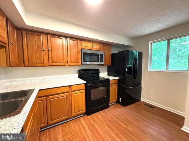 3654 WHARF LN, Triangle, VA 22172