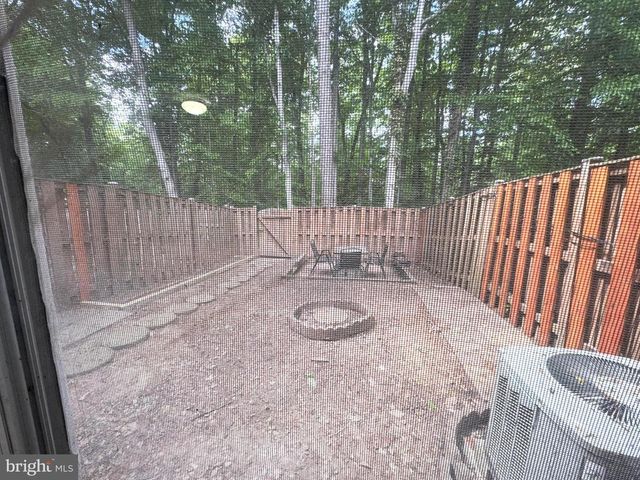 3654 WHARF LN, Triangle, VA 22172