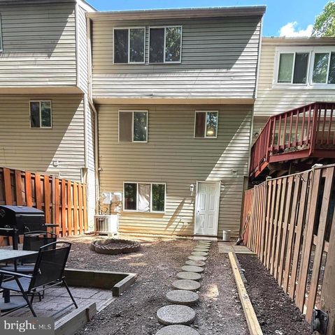 3654 WHARF LN, Triangle, VA 22172