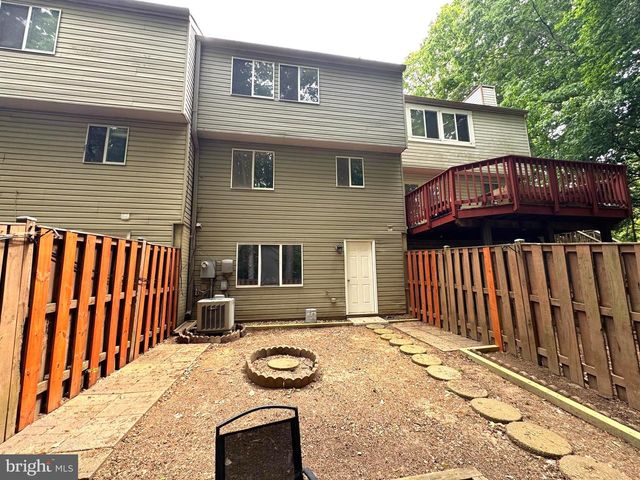 3654 WHARF LN, Triangle, VA 22172