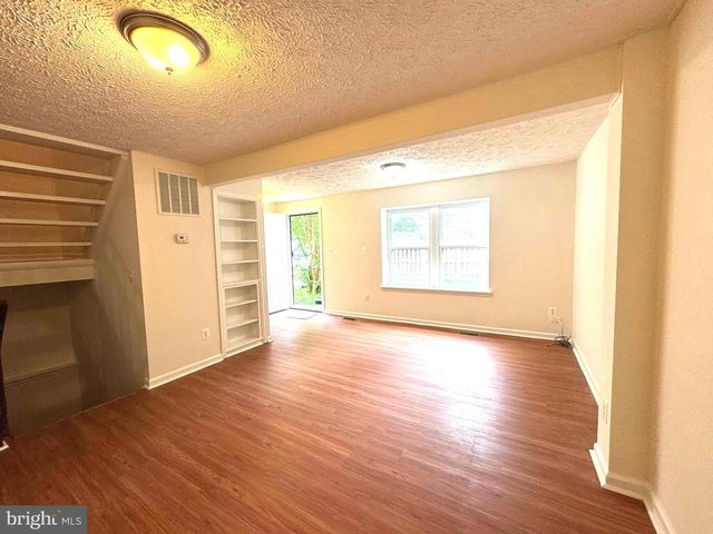 3654 WHARF LN, Triangle, VA 22172