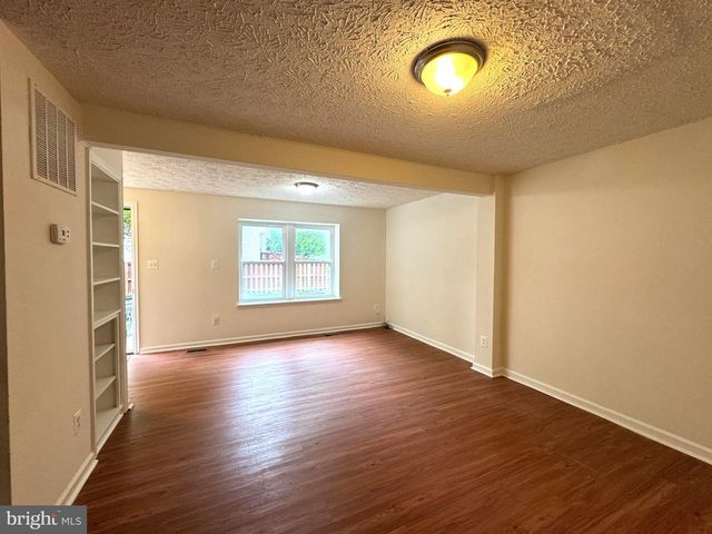 3654 WHARF LN, Triangle, VA 22172