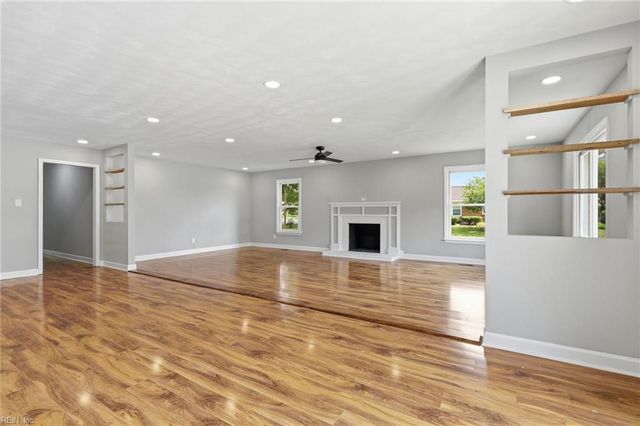 816 Moffat LN, Virginia Beach, VA 23464