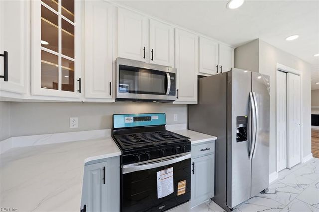 816 Moffat LN, Virginia Beach, VA 23464
