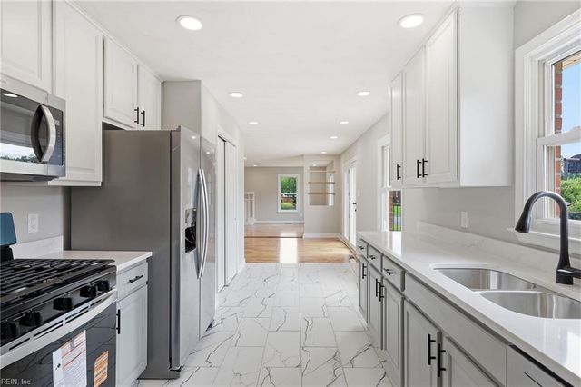 816 Moffat LN, Virginia Beach, VA 23464
