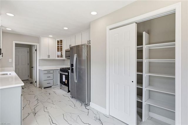 816 Moffat LN, Virginia Beach, VA 23464