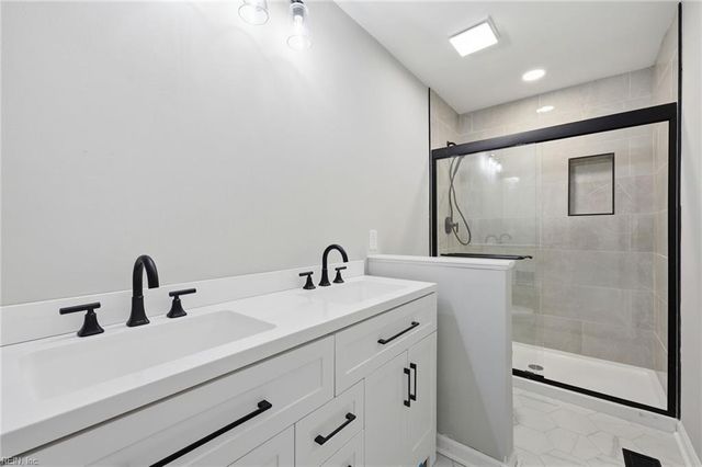 816 Moffat LN, Virginia Beach, VA 23464
