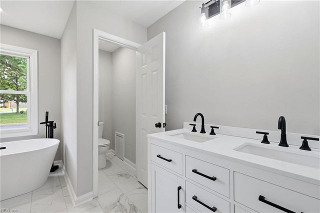 816 Moffat LN, Virginia Beach, VA 23464