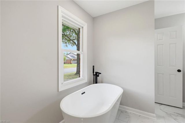 816 Moffat LN, Virginia Beach, VA 23464