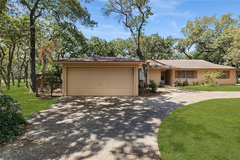 561 Fairway Drive, Hilltop Lakes, TX 77871 — photo 4
