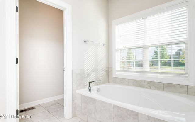 17400 Shakes Creek Dr, Louisville, KY 40023