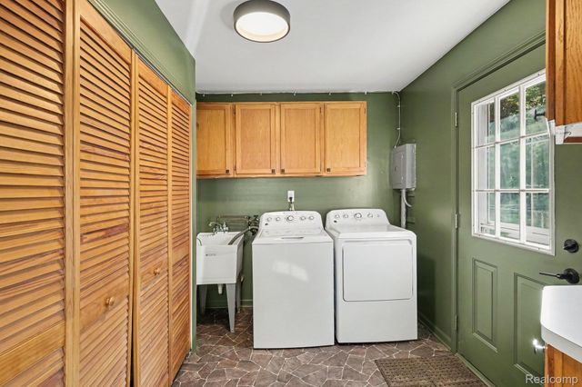 39276 Charbeneau Street, Clinton Charter Township, MI 48036