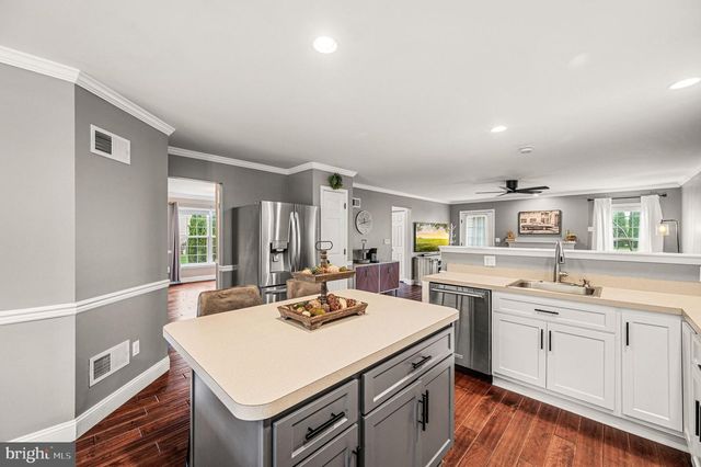 2066 ROLLING MEADOW DR, Macungie, PA 18062