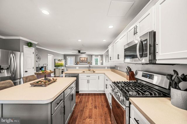2066 ROLLING MEADOW DR, Macungie, PA 18062