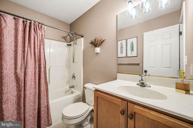 2066 ROLLING MEADOW DR, Macungie, PA 18062